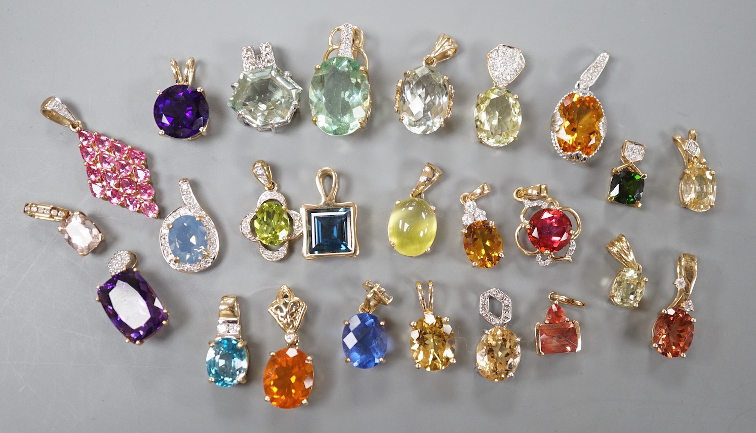 Twenty five assorted modern 9ct gold or 9k and gem set pendants, including amethyst and citrine, gross weight 54.7 grams.